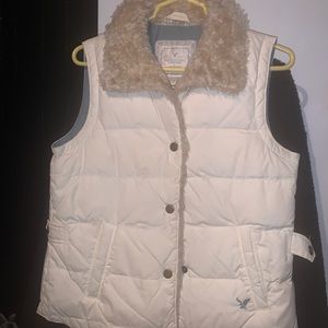 American Eagle Women's SMALL WHITE CREAM Faux Fur Collared Puffer Vest